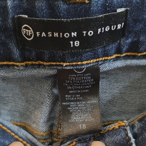 Fashion to Figure Distressed Frayed Hem Denim Shorts Size 18 - Picture 6 of 6